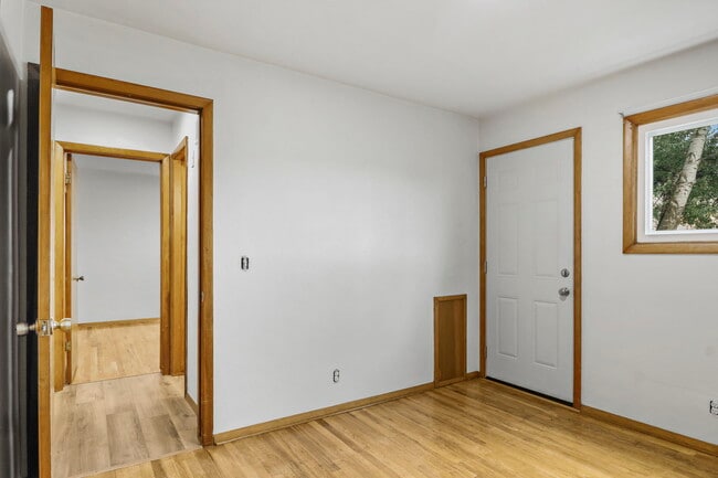 Building Photo - 204-204 Spruce St