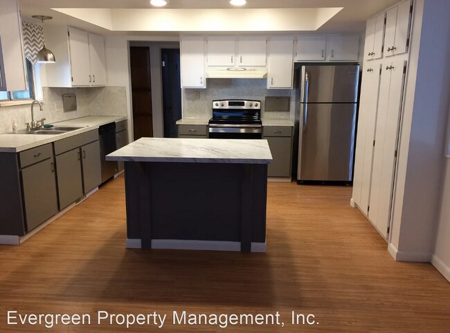 Foto del edificio - 3 br, 2 bath House - 2420 Poplar Dr