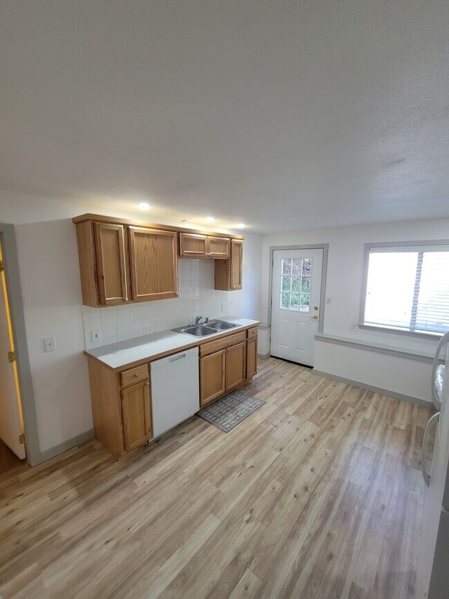 Building Photo - Spacious, Basement One Bedroom with Private Entry! Port Orchard - Available Now!