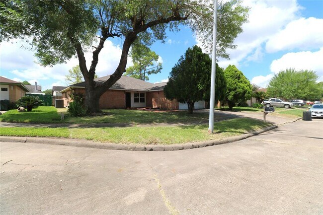 Foto del edificio - 13011 Benford Dr