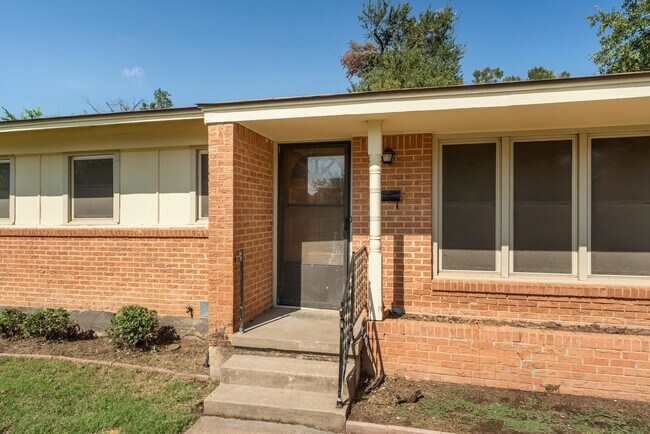 Foto del edificio - 4300 Hughes Dr