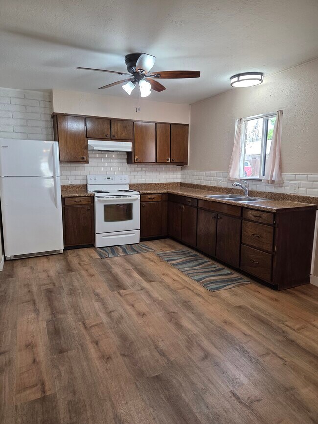 Cocina con mucho espacio de almacenamiento. - 610 N Orchard Ave
