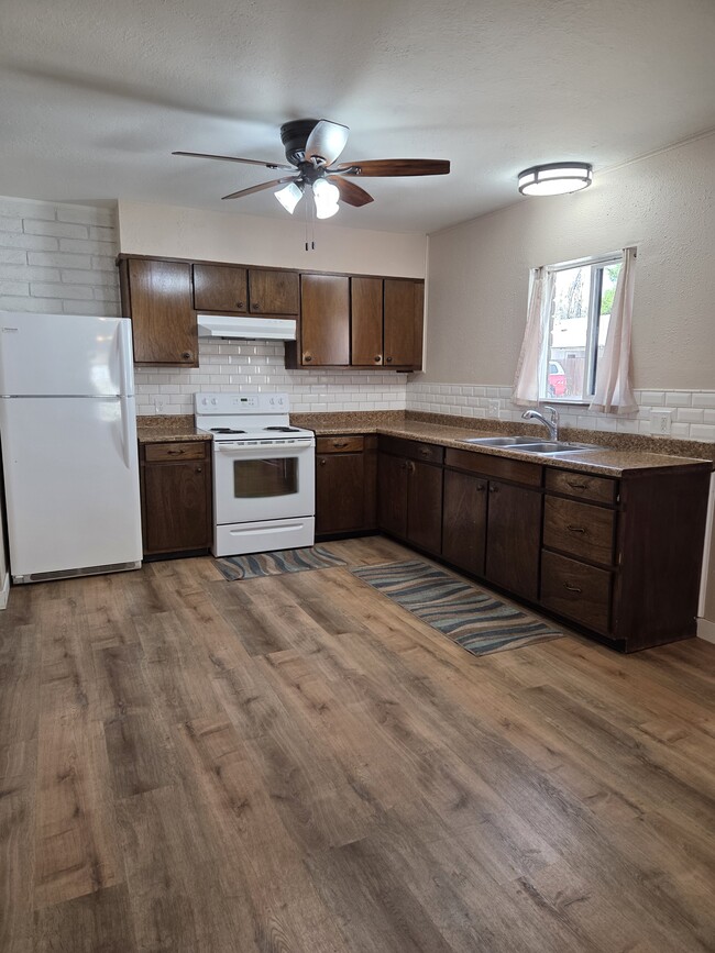 Kitchen with plenty of cabinet space - 610 N Orchard Ave
