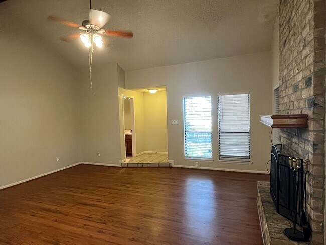 Building Photo - 2 BEDROOM 2 BATH SOUTH SIDE TOWNHOME