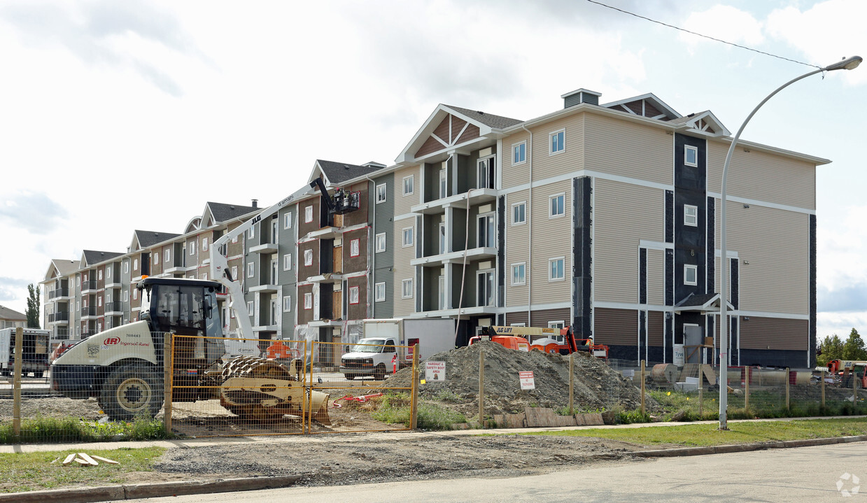 Building Photo - Pine Creek Manor