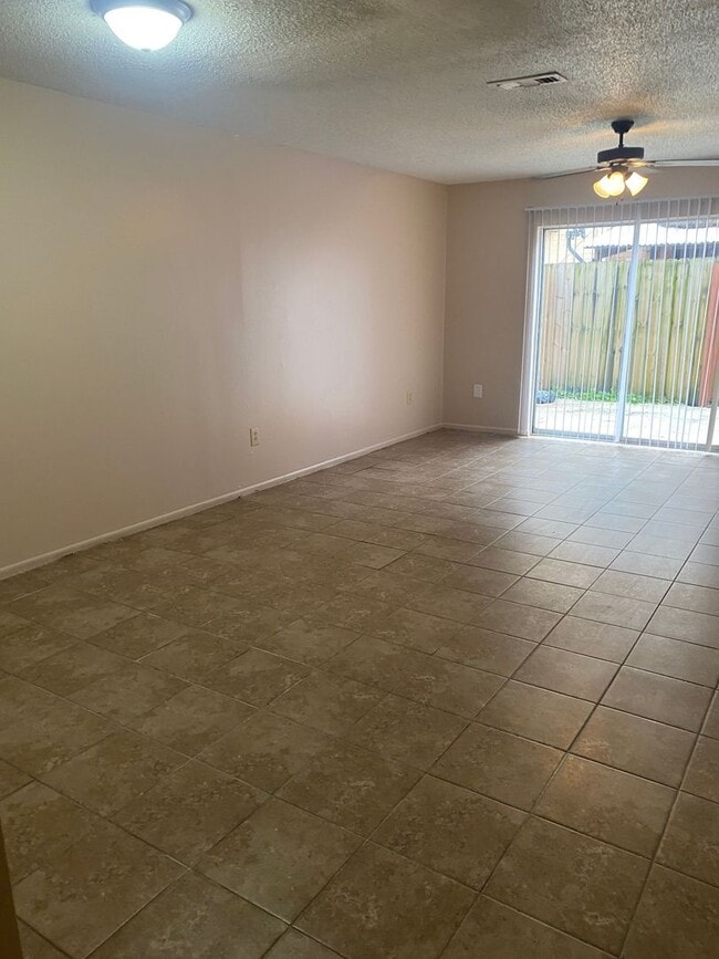 Building Photo - 2 bedroom 2 bath town home in a gated community