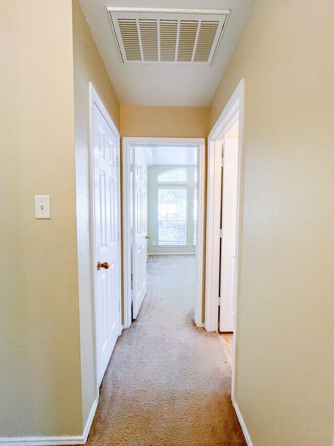 Building Photo - Awesome 3 bedroom 2 bath with extra room t...