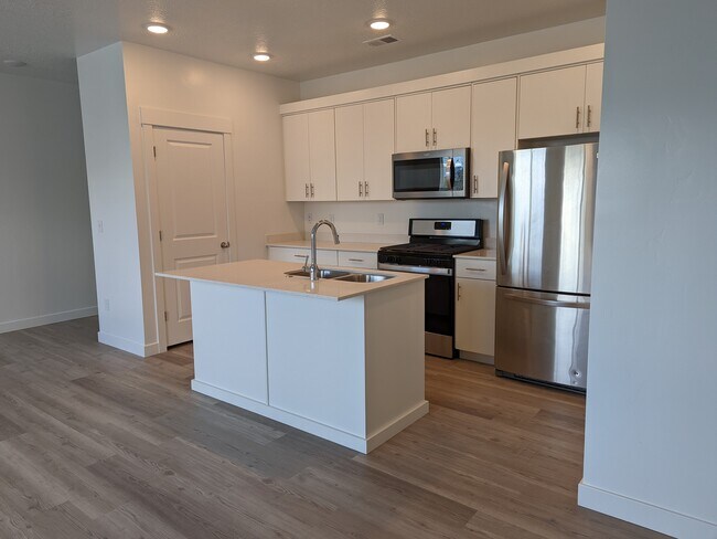 open plan kitchen and living room with 9 ' ceilings - 463 W 60 S