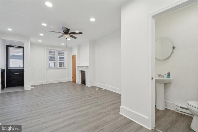 Foto del edificio - Charming 2-Bedroom Home with Private Yard ...