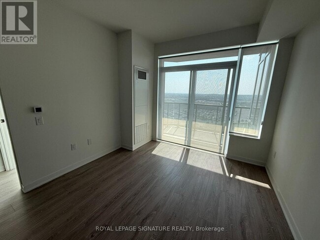 Photo du bâtiment - 2495 Eglinton Ave W