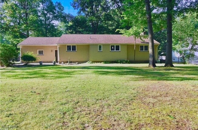 Fully fenced in yard - 365 Sleepy Hollow Dr