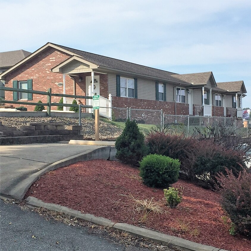 Foto principal - 1099 Locust Dr