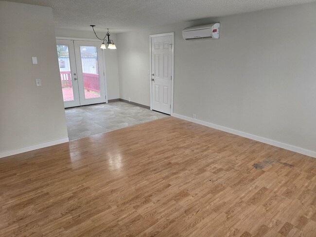 Building Photo - Spacious 3-Bedroom, 2-Bathroom Home in San...