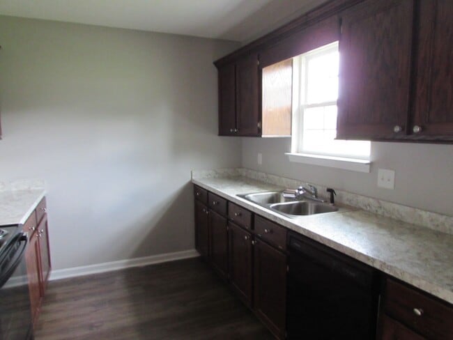 Building Photo - Duplex Close to Shaw AFB!