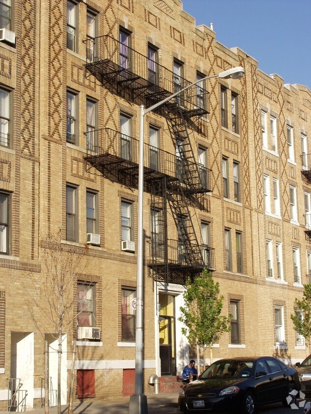 Building Photo - 205 30th St