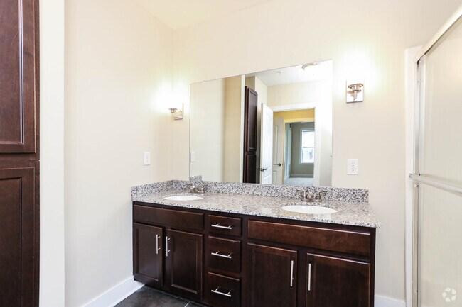 2BR, 2BA - 1,026 SF - The Oxford - The Lane
