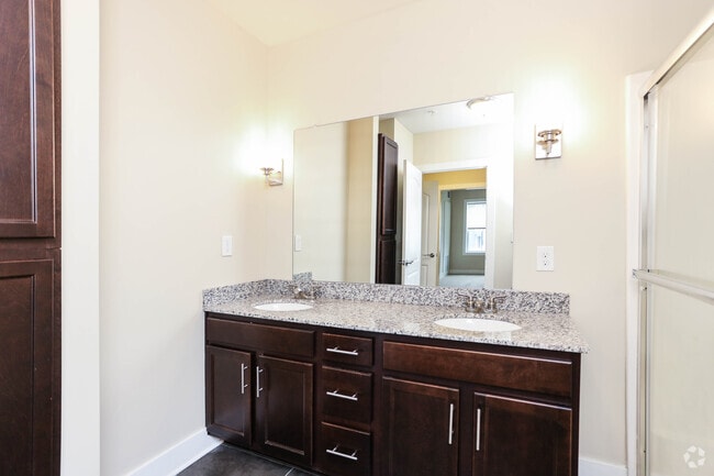 2BR, 2BA - 1,026 SF - The Oxford - The Lane