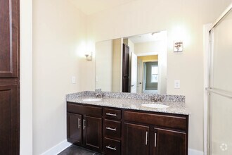 2BR, 2BA - 1,026 SF - The Oxford - The Lane