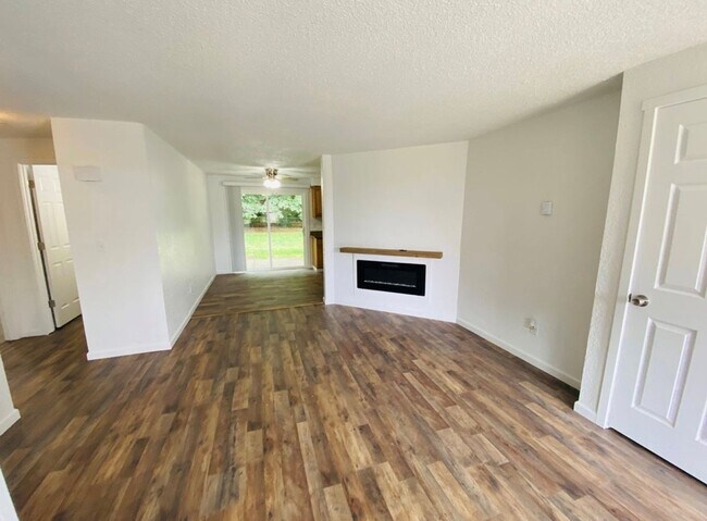 Foto del edificio - 3 Bedroom, 1 Bathroom Duplex