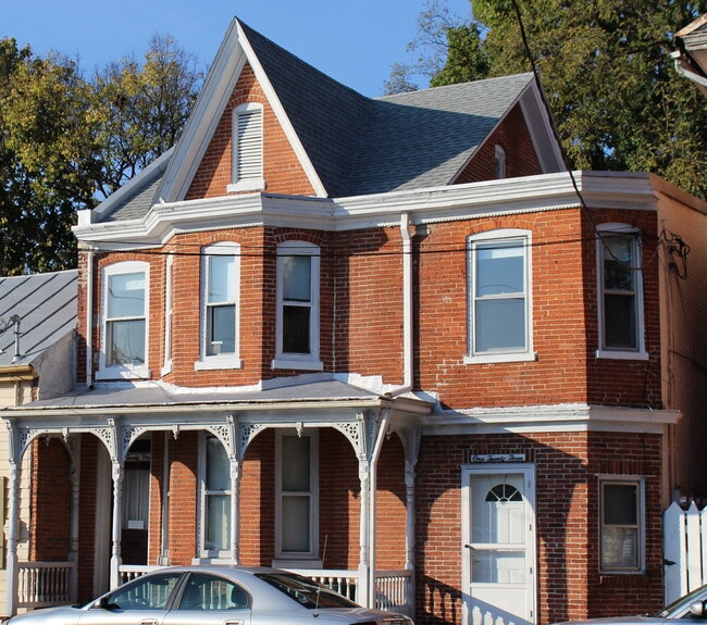 Building Photo - 121 E Pomfret St