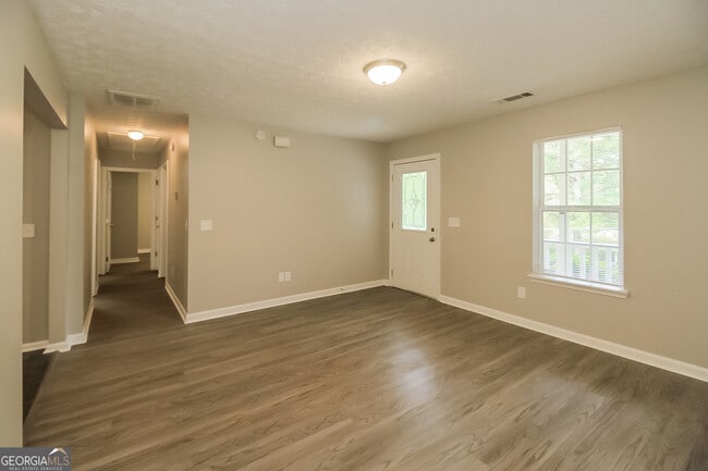 Building Photo - 8303 Lakeview Dr SW