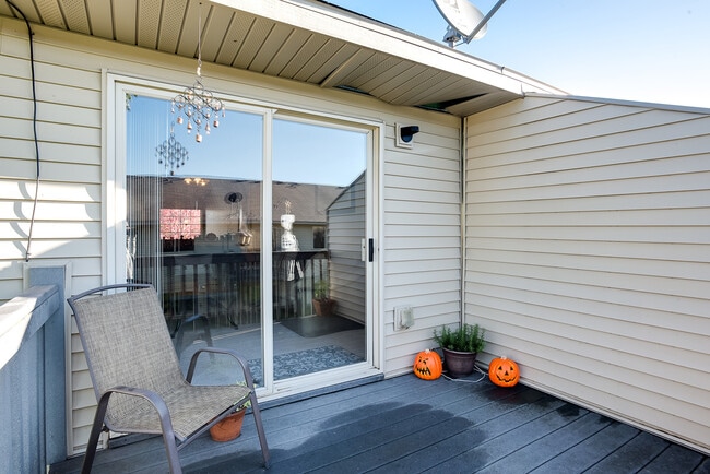 Building Photo - 3 bed 2bath townhome finished basewment , double garage, deck