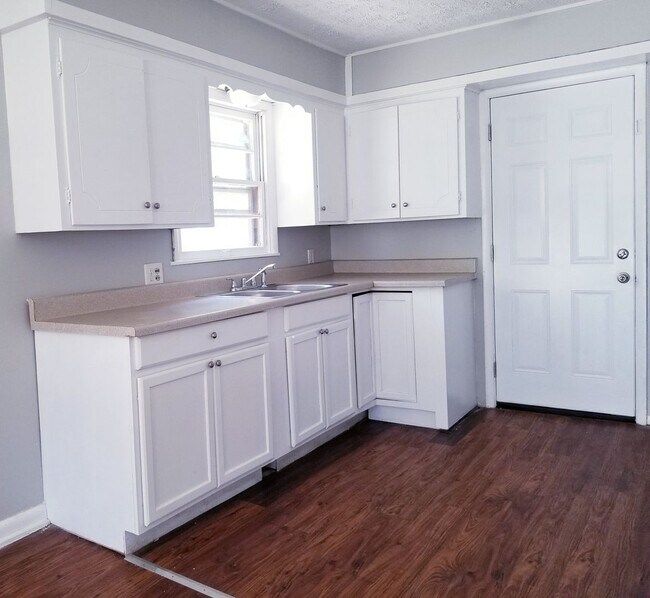 Foto del edificio - 3 bedroom 1 bath home with a carport! Sout...