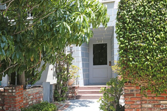 Building Photo - 232 N Clark Dr