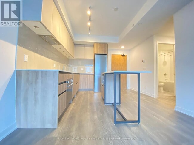 Building Photo - 7950-7950 Bathurst St