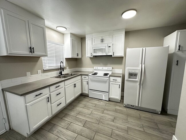 Building Photo - Cute 3-Bedroom Home with Move-in Special of $1775 off your third month rent.