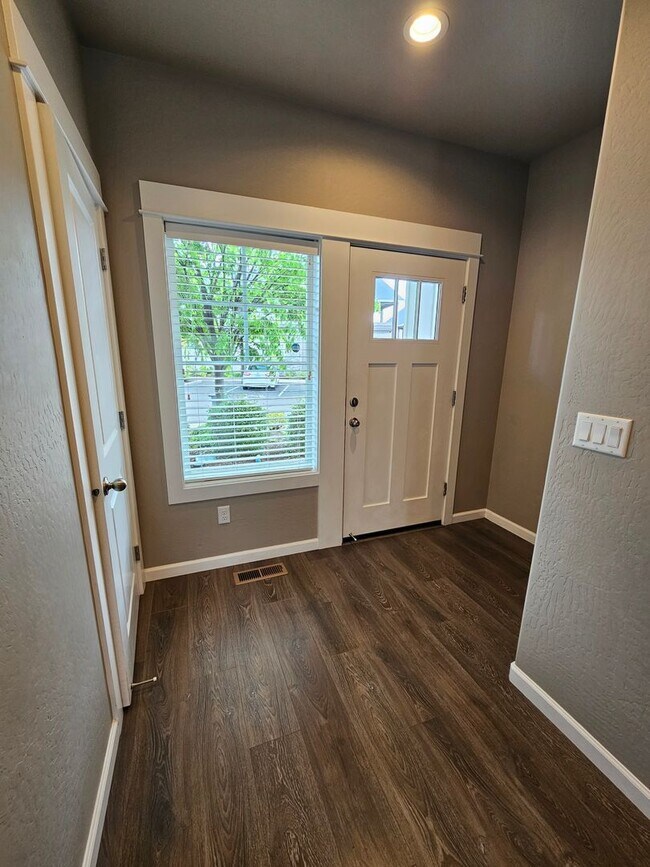 Foto del edificio - Beautiful Townhome in East Medford