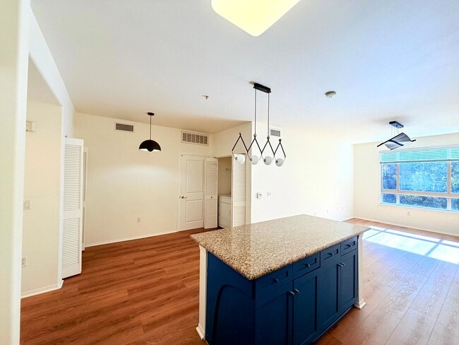 Building Photo - Gorgeous Spacious 2 Bedroom - 2 bath Condo with parking in Little Tokyo