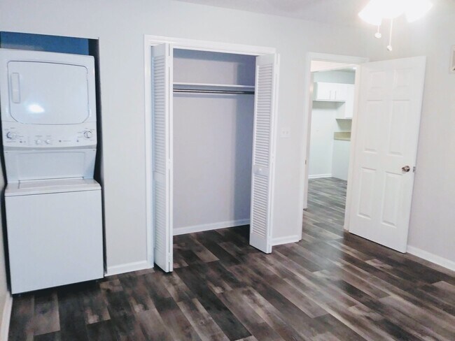 Lavadora/secadora en la unidad - 109 Stroupe Rd