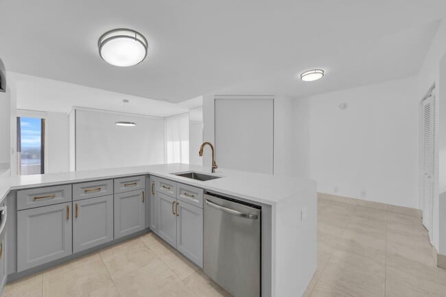 Building Photo - 529 S Flagler Dr