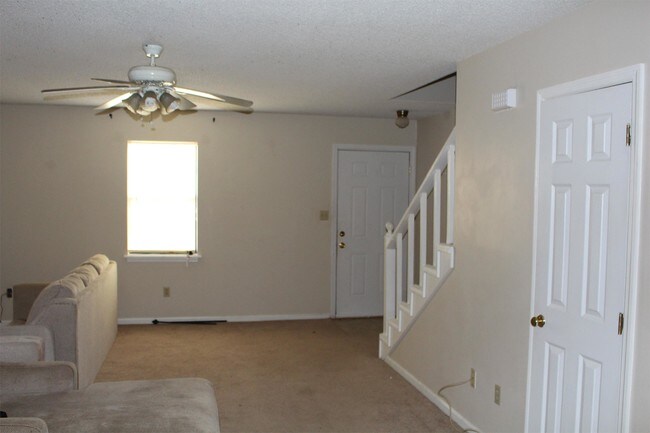 Building Photo - 2701 Doncaster Dr