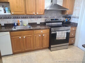 Building Photo - 3050 N Palm Aire Dr