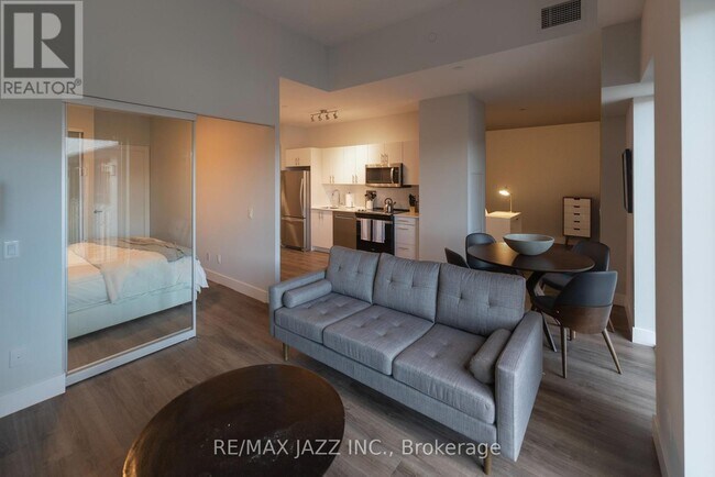 Photo du bâtiment - 80 Bond St E