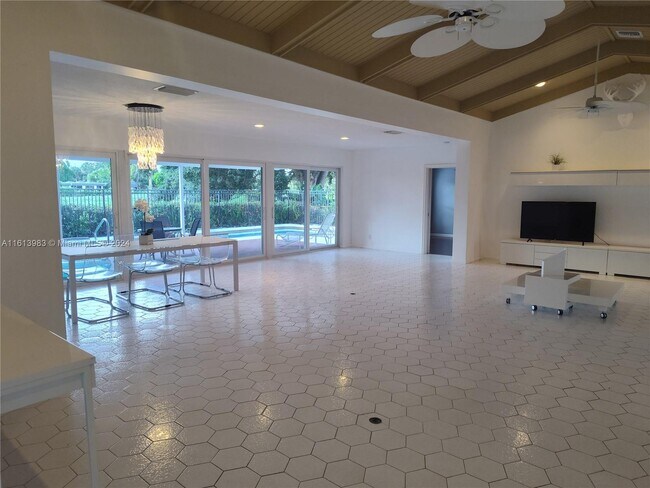 Foto del edificio - 5005 Banyan Ln