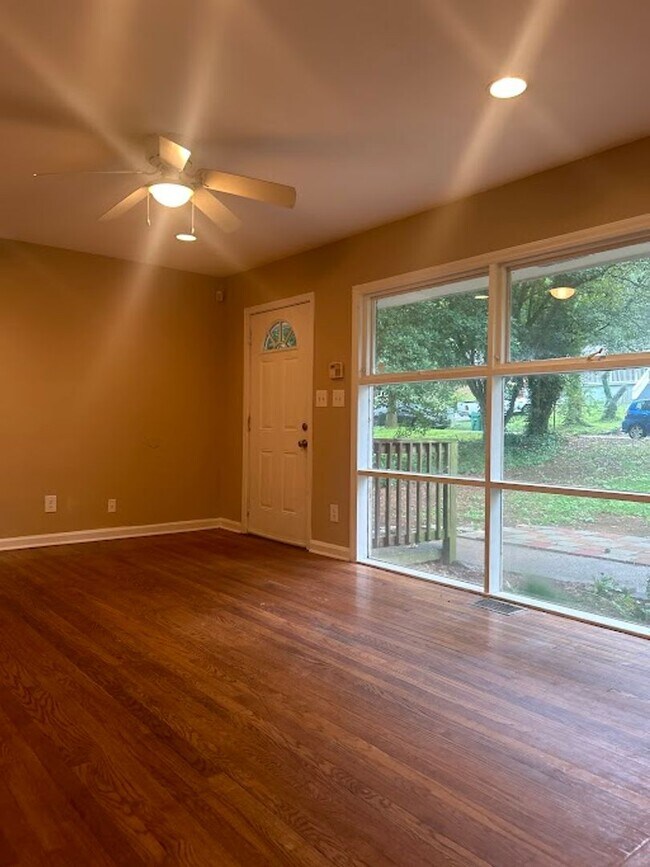 Building Photo - 3 bed and 1.5 bath in Decatur!