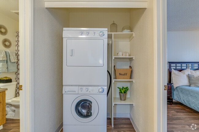 2BR, 2BA - 900SF - Laundry - Willow Creek