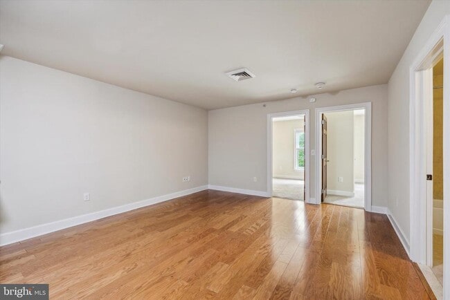 Building Photo - 3 N Sycamore St