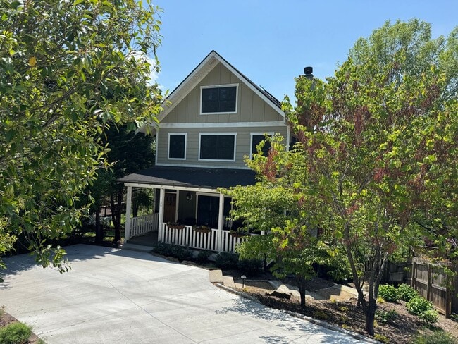 Foto del edificio - Central AVL - Beautiful Custom Home with F...