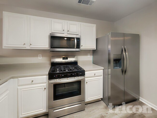 Foto del edificio - 128 Hidden Creek Dr