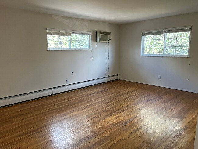 Foto del edificio - SPACIOUS 2 BR IN HYDE PARK WITH GARAGE