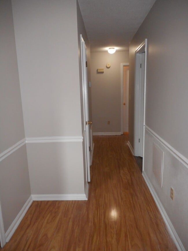 Building Photo - Charming 3BR/2BA Rental in Sand Ridge Neighbourhood