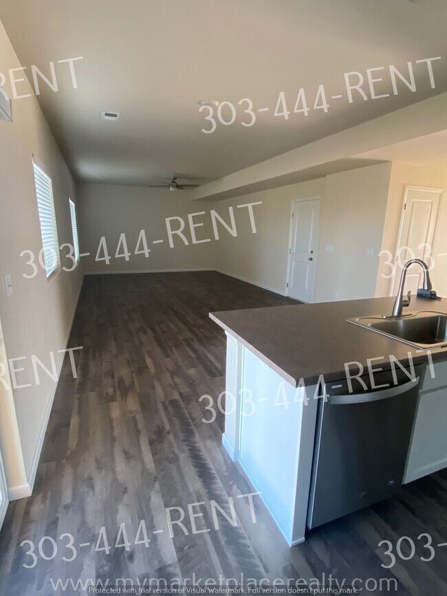 Building Photo - Beautiful & Desirable Golf Course Community!