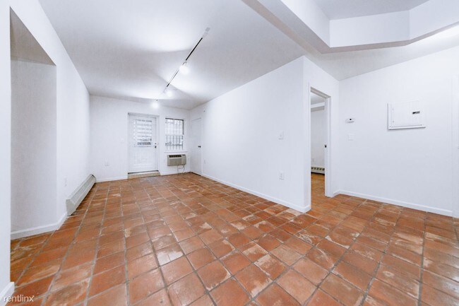 Building Photo - 3 br, 1 bath Apartment - 308 E 8th St