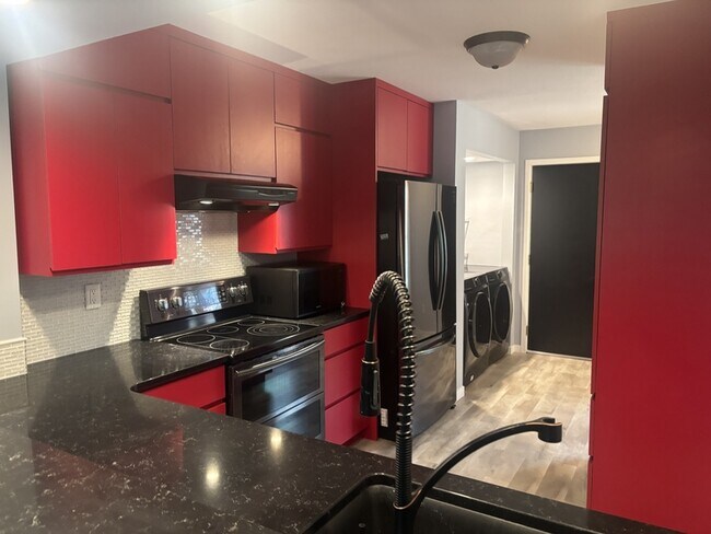 Foto del edificio - 4130 Treeline Ct NE