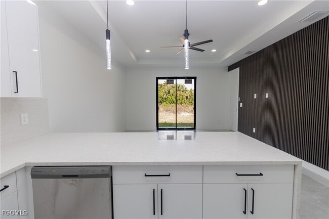 Building Photo - 849 Duplex St E