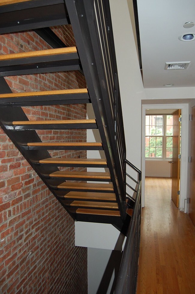  - 22 W 16th St